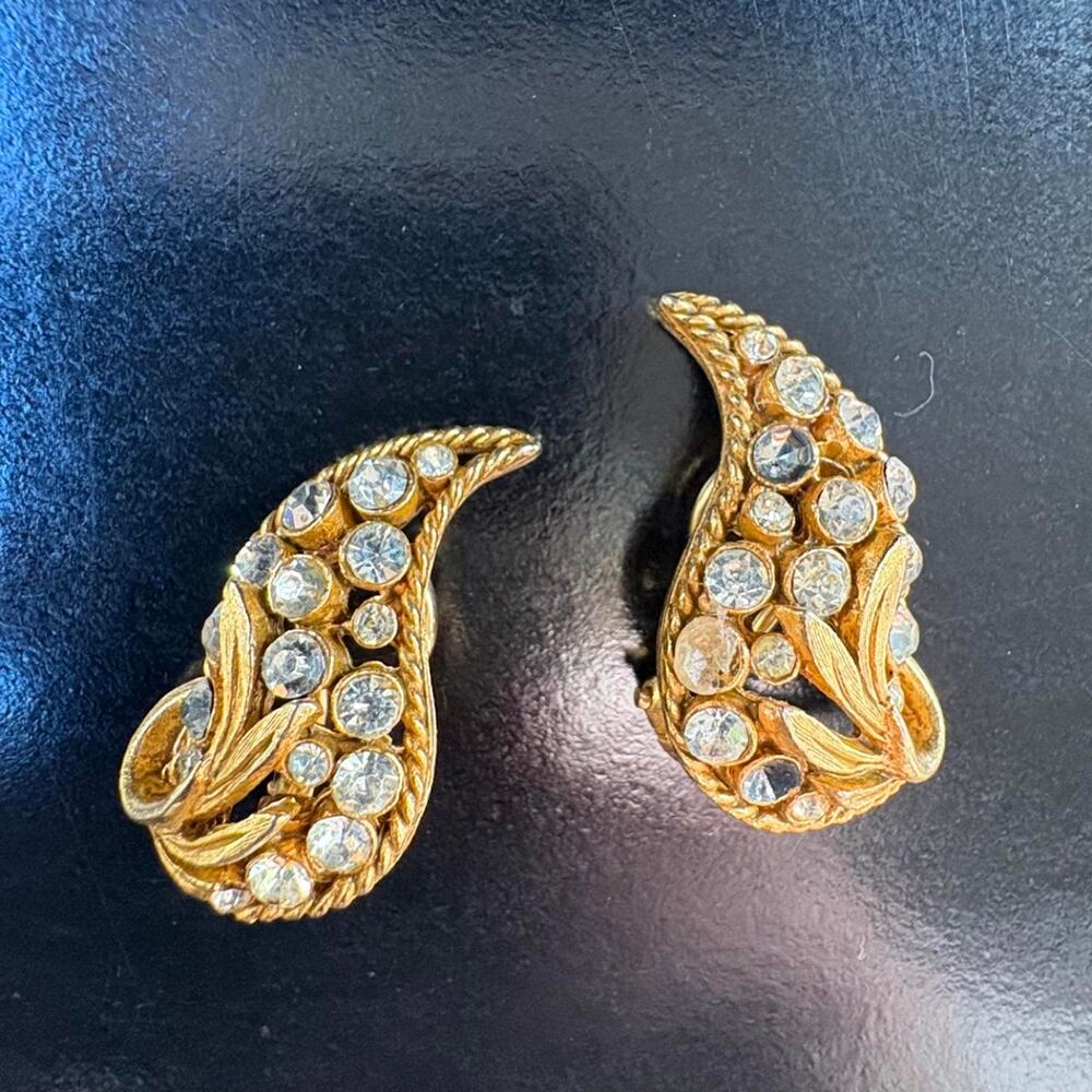Vintage gold tone paisley shaped clip on earrings